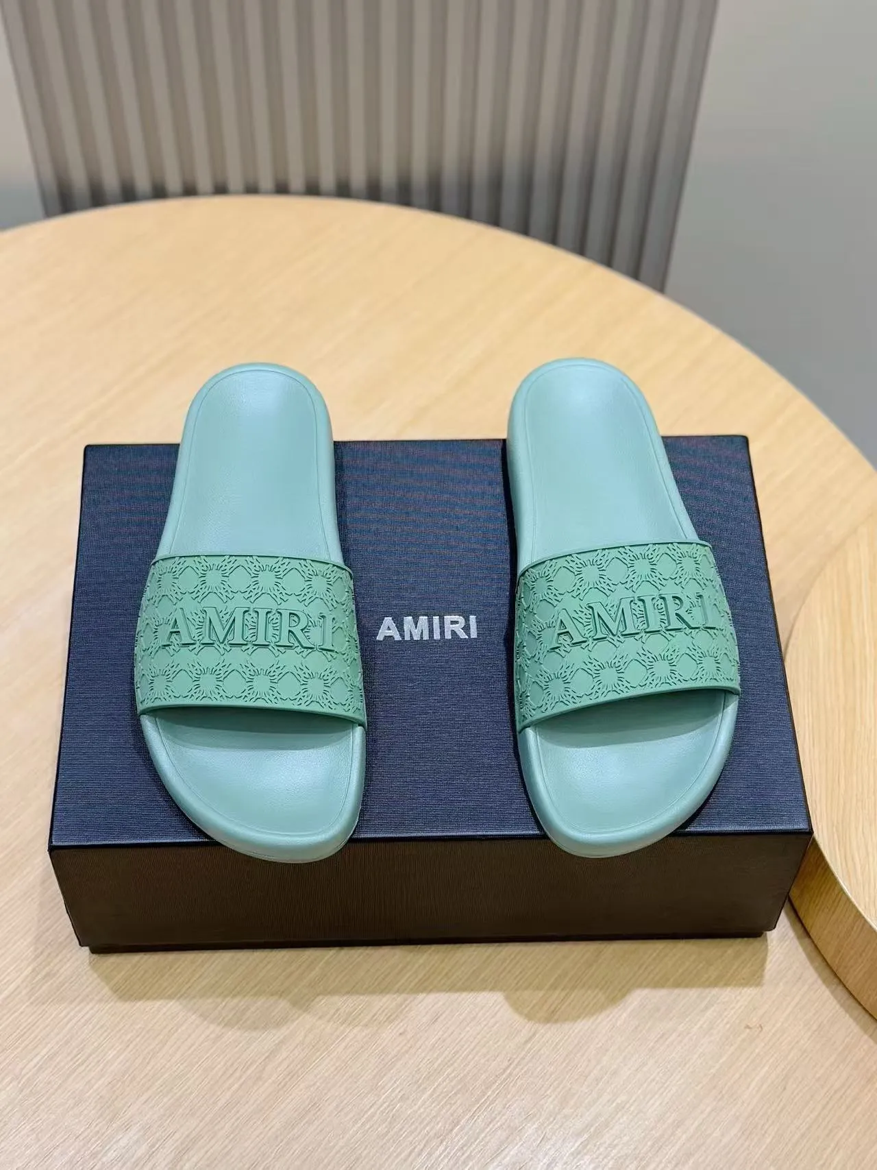 [AMIRI* Emil] P: 300💰 Size: 39-45 Official website new original 1:1 AMIRI* Emil classic men's slippers, high-end boutique, original material, TPU upper, foam bottom, fine workmanship, casual, loose and comfortable, a must-have in summer.